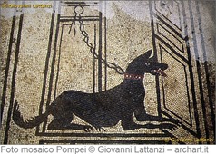 Cane alla catena:  moisaico della casa di Paquius Proculus a Pompei. Foto © Giovanni Lattanzi – archart.it