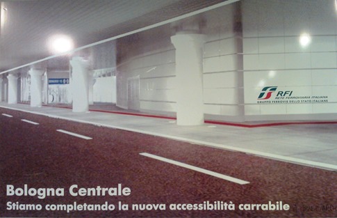 Pannello con la foto del nuovo accesso stradale alla stazione AV Bologna Centrale e il testo “Stiamo completando la nuova accessibilità carrabile”.