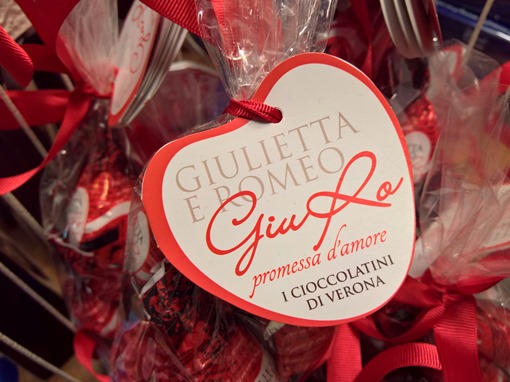 cioccolatini di San Valentino: GIULIETTA E ROMEO GiuRo promessa d’amore (i cioccolatini di Verona)