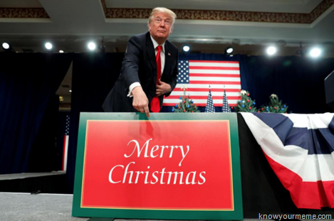foto di Trump che indica un cartello con la scritta Merry Christmas