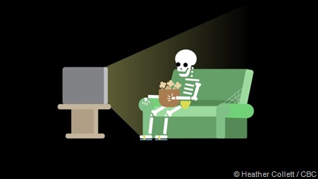 vignetta con uno scheletro che guarda la TV seduto su un divano in una stanza buia con un secchiello di popcorn tra le mani