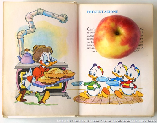 pagina dal Manuale di Nonna Papera con illustrazione che mostra delle torte di mele (apple pie) appena sfornate