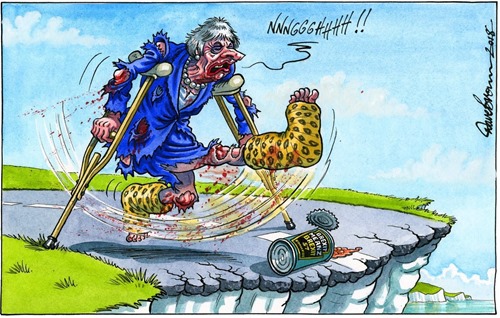 Theresa May ammaccata che procede con le stampelle e dà un calcio a un barattolo davanti al precipizio