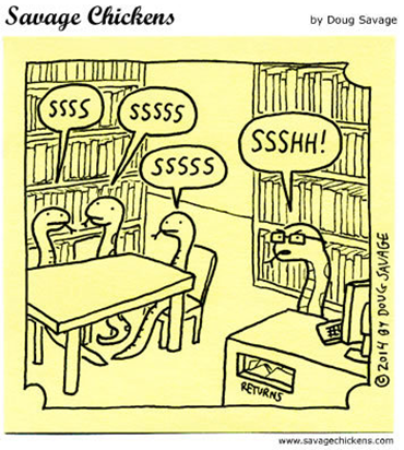 in biblioteca, serpenti che chiacchierano a un tavolo, fumetti con SSSS SSSSS SSSSS. Serpente bibliotecario li redarguisce con SSSHH! 