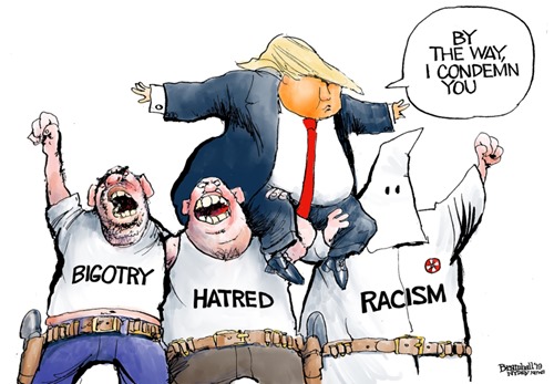 Vignetta: Trump portato in trionfo sulle spalle di tre ceffi con magliette BIGOTRY, HATRED e RACISM (con cappuccio bianco e stemma del Ku Klux Klan). Trump dice “By the way, I condemn you”