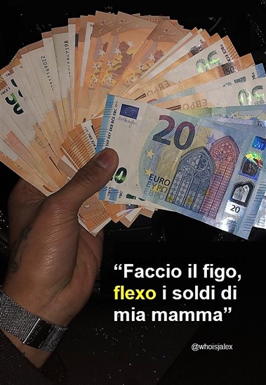 foto molte banconote da 50€ con il commento Faccio il figo, flexo i soldi di mia mamma