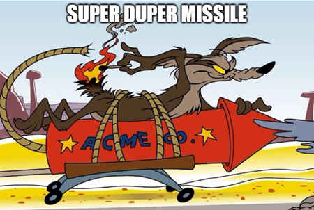 immagine: Wile E. Coyote a cavallo di un missile di cui sta accendendo la miccia e didascalia SUPER DUPER MISSILE