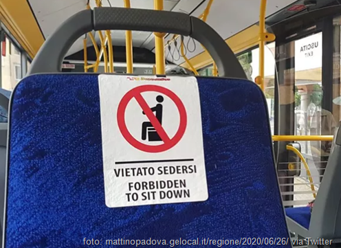 cartello su sedile di autobus: VIETATO SEDERSI – FORBIDDEN TO SIT DOWN