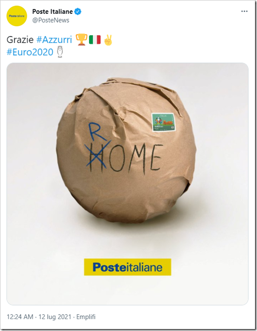 tweet di Poste Italiane del 12 luglio 2021: testo Grazie Azzurri, hashtag #EURO2020 e foto di pallone incartato e affrancato e indirizzo HOME corretto in ROME