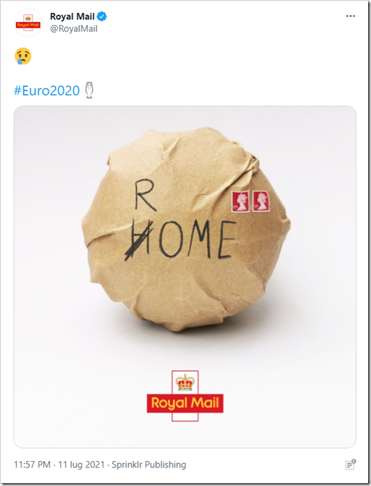 tweet di Royal Mail dell’11 luglio 2021: faccina che piange, hashtag #EURO2020 e foto di pallone incartato e affrancato e indirizzo HOME corretto in ROME 