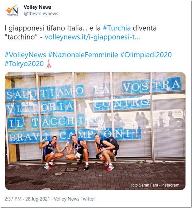 tweet di Problemi di Volley: I giapponesi tifano Italia... e la #Turchia diventa “tacchino”. Foto con la scritta SALUTAMO LA VOSTRA VITTORIA CONTRO IL TACCHINO. BRAVI CAMPIONI! 