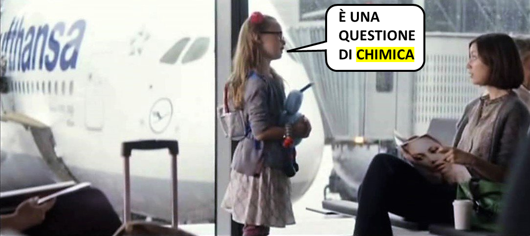 Fotogramma da pubblicità Lufthansa con bambina che dice “È UNA QUESTIONE DI CHIMICA”