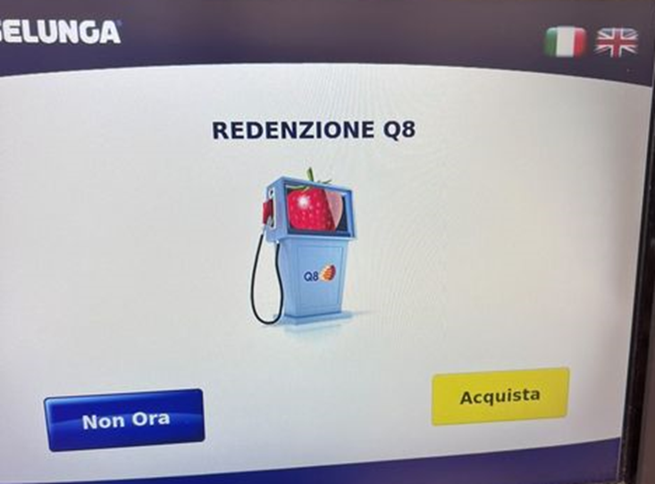 foto della schermata del totem di Esselunga con immagine di distributore e scritta REDENZIONE Q8, con pulsanti NON ORA e ACQUISTA