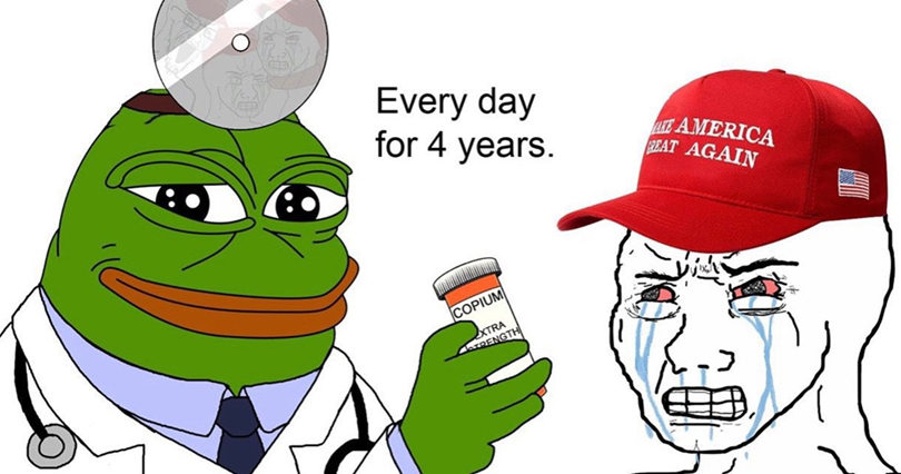 Meme di Pepe the Frog vestito da dottore che dà una boccetta di medicinale COPIUM EXTRA STRENGTH a una persona con cappellino MAGA in testa
